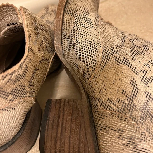 Freebird Sadie with Snakeskin Pattern - Picture 4 of 4